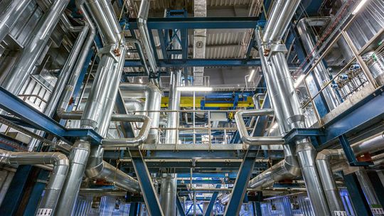 Tańsze śmieci, niższe rachunki za ciepło – rządowa strategia stawia na energię z odpadów