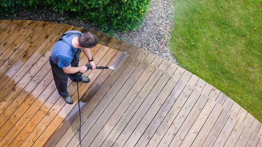 Taras z drewna. Jak powinno się odświeżyć i zabezpieczyć drewno?