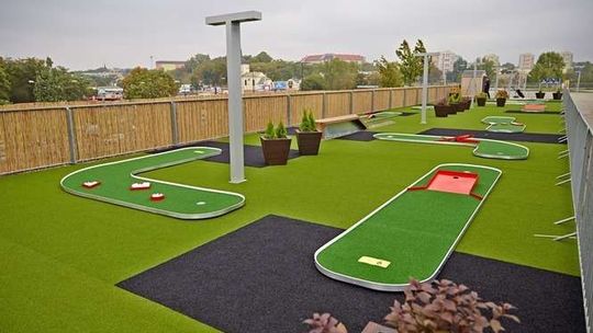 Tarasy Zamkowe: Minigolf na dachu z widokiem na Stare Miasto