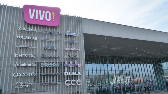 Tarasy Zamkowe w Lublinie to teraz Vivo! Projektant budynku o logo: "różowe paskudztwo". A internauci chcą powrotu starej nazwy