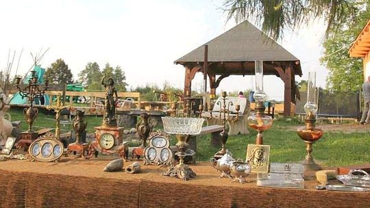 Targi staroci przy sklepie w Dąbrówce