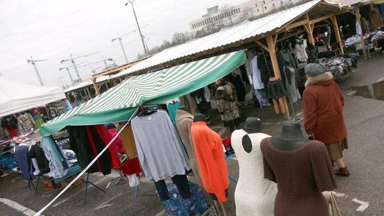 Targowisko przy ul. Ruskiej: Stragan jeden, a sprzedawców kilkunastu