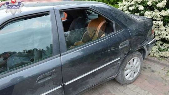 Tata "opiekował się" dzieckiem. Porzucił w samochodzie i uciekł policjantom na piechotę