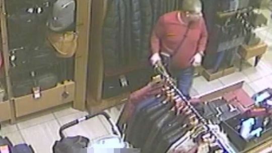 Tata złodziej w centrum handlowym. Zobacz jak ukradł kurtkę przy dziecku [wideo]