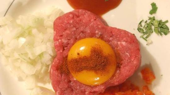 Tatar, nereczka i gęsie żołądki. Gdzie zjesz dobre przekąski?