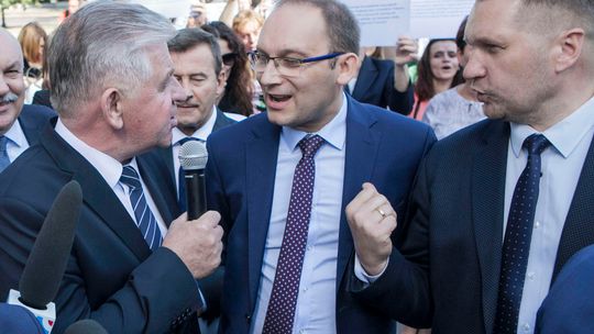 "Tchórze! Kłamcy!". Ostre spięcie na konferencji PiS, przyszedł marszałek z PSL i urzędnicy [wideo]