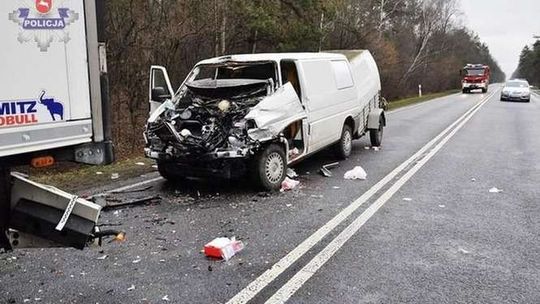 Tchórzew: Uderzyli w tył ciężarówki. Dwie osoby w szpitalu