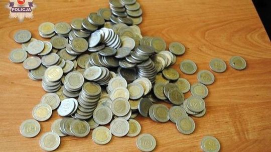 Te monety wyglądają jak polskie 5 zł. Wykorzystali to oszuści