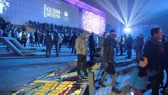 Teatr już nie w budowie. Runął płot przed CSK w Lublinie, show na placu Teatralnym (wideo, zdjęcia)