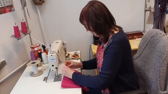 Teatr Muzyczny w Lublinie nie gra, ale krawcowe pracują. Szyją maseczki dla policjantów