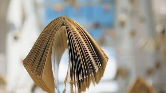 Teatr Osterwy przyjmie każdą ilość książek. Zbuduje z nich scenografię