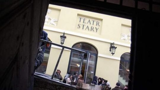Teatr Stary oblężony: Kolejka po darmowe wejściówki