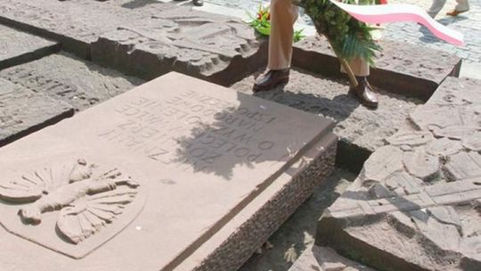 Teatr w Budowie. Urny z pomnika trafią na plac Litewski
