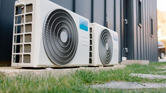 Technik chłodnictwa i klimatyzacji – czym się zajmuje i gdzie może pracować?