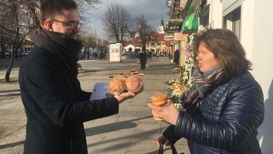 Tęczowe pączki w Lubartowie. To reakcja na wystawę "Stop dewiacji"