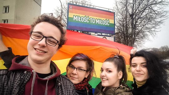 Tęczowy billboard w Świdniku. To odpowiedź na stanowisko radnych