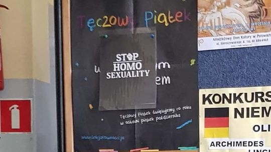 "Tęczowy Piątek" niektórych rozdrażnił. Zakleili plakat powieszony w szkole