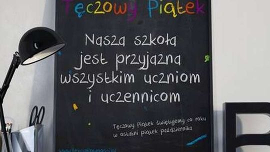 "Tęczowy Piątek" w szkołach. Radny z PiS ostrzega