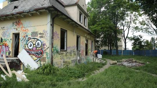Tektura legnie w gruzach