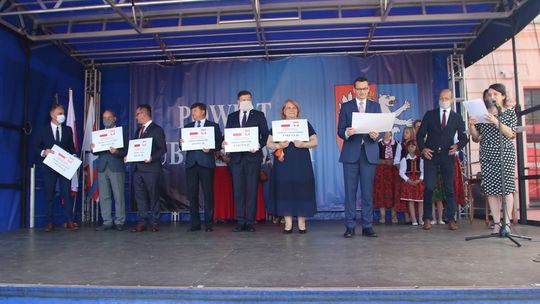 Tekturowe czeki od premiera w końcu coś znaczą. Pieniądze płyną do Lubartowa i Łęcznej