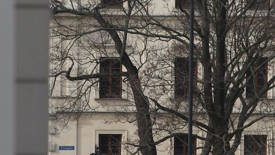 Tekturowy Radosław Sikorski dynda nad chodnikiem w centrum Lublina
