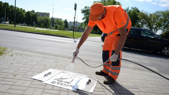 Telefon do kieszeni, głowa do góry. Od dziś ważne zmiany przepisów dla pieszych