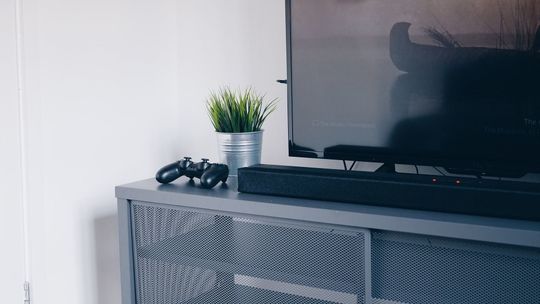 Telewizor tani w eksploatacji – co oznaczają klasy energetyczne telewizorów?