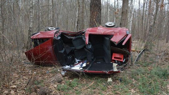 Ten kierowca w ogóle nie powinien prowadzić. Volkswagen golf zatrzymał się na drzewie
