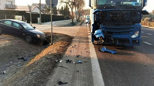 Ten manewr mógł kosztować go życie. 21-latek wyjechał pod ciężarówkę