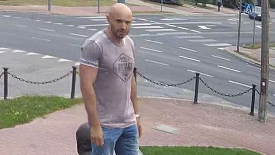 Ten mężczyzna "ujeżdżał" pomnik Lecha Kaczyńskiego w Kraśniku. Szuka go policja