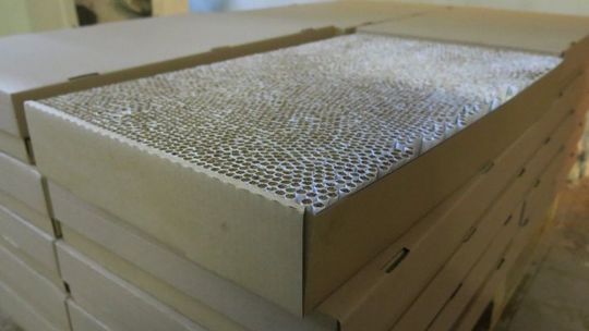 Ten nielegalny biznes kwitnie przez duże i szybkie zyski. Produkcja idzie w miliony sztuk