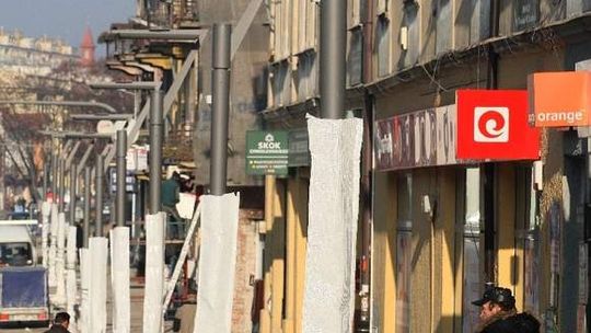 Ten remont wzbudza wielkie emocje. 30 tysięcy za lampę, 15 tysięcy za ławeczkę