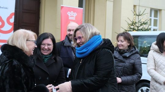 Ten świąteczny prezent nie zmieści się pod choinką. Nowe samochody trafiły do domów dziecka 