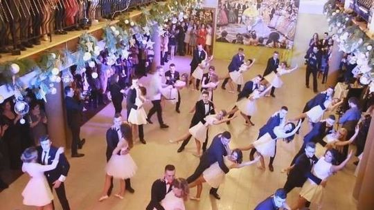 Ten walc robi wrażenie. Tak pięknie tańczą maturzyści z Łukowa