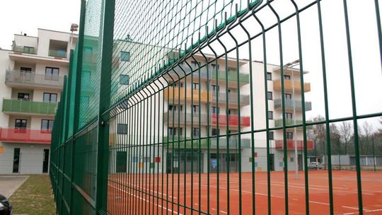 Tenisiści grają, mieszkańcy skarżą się na ceglaną mączkę