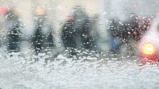 Teraz gołoledź: Kto nie musi, niech nie wyjeżdża z parkingu