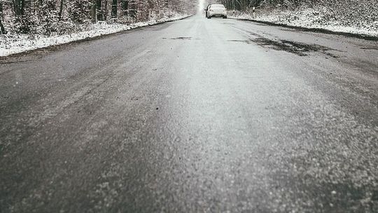 Teraz pada, wieczorem zacznie zamarzać. IMiGW ostrzega przed oblodzeniami