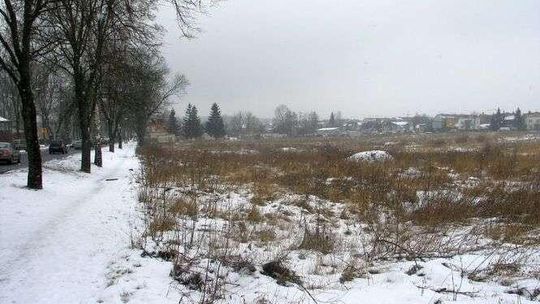 Teraz szczere pole, ale jeszcze w tym roku galeria handlowa. Zmienia się nazwa i inwestor