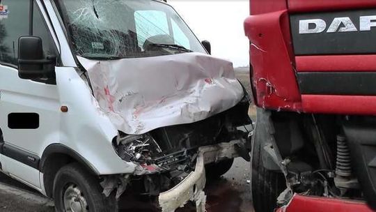 Terebiniec: Ciężarówka wjechała w busa, utrudnienia drogowe