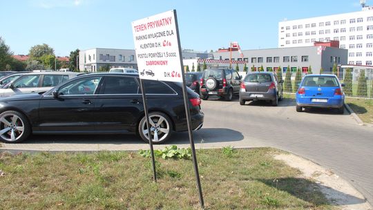 "Teren prywatny" przy wjeździe na parking. Miasto idzie na rękę właścicielowi sklepu