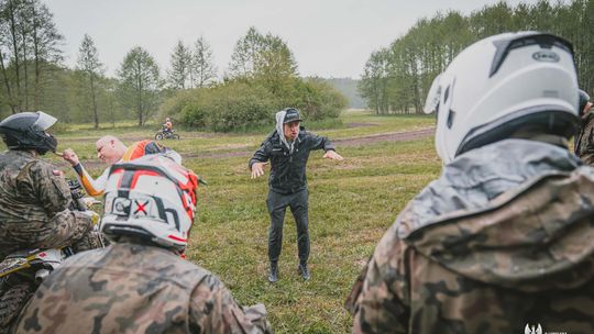 Żołnierze 2. Lubelskiej Brygady Obrony Terytorialnej ćwiczyli jazdę motocykami terenowymi pod okiem instruktorów z KM Cross Lublin. Szkolenie obejmowało pokonywanie przeszkód i doskonalenie techniki jazdy w trudnym terenie.