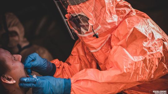 Terytorialsi pobierają wymazy do badań nad koronawirusem