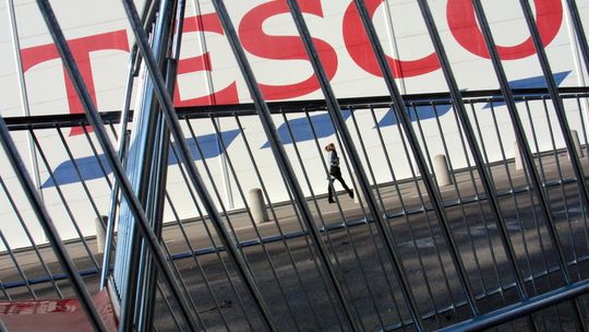 Tesco zwalnia i zatrudnia