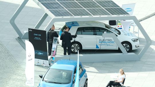 Tesla i inne elektryczne pojazdy w Lublinie. Rozpoczął się Kongres Nowej Mobilności [zdjęcia]