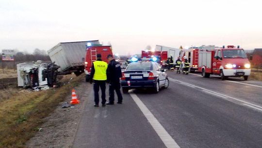 Tir i furgonetka roztrzaskane po czołowym zderzeniu. Kierowcy nie przeżyli  