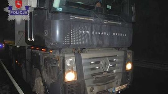 Tir przejechał pieszego, który szedł środkiem ulicy. 55-latek przeżył