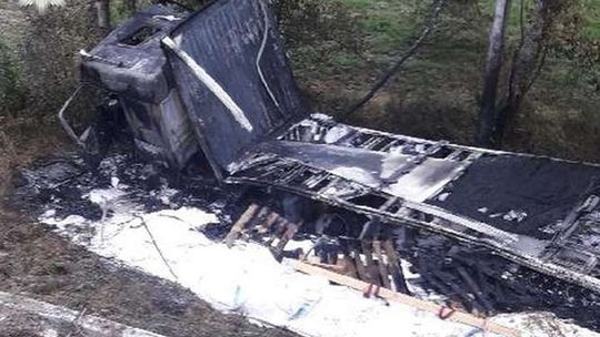 Tir spadł z 20 metrów, doszczętnie spłonął