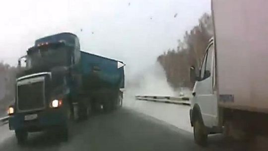 TIR sunący w poślizgu minął ich o centymetry (wideo)
