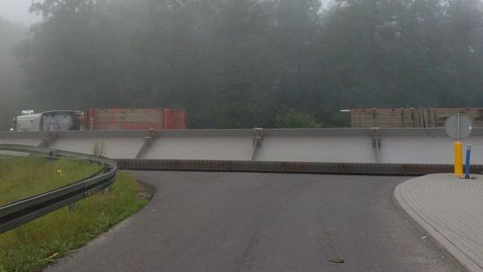 Tir w rowie na obwodnicy Puław