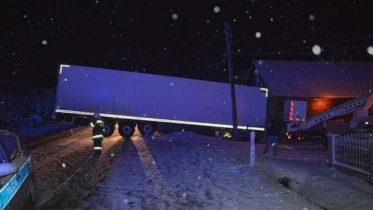 Tir wjechał w dom. Za ścianą były dwie osoby [zdjęcia]